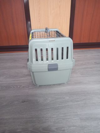 Transportín para mascotas gris y beige.