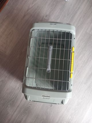 Transportín para mascotas gris y beige.