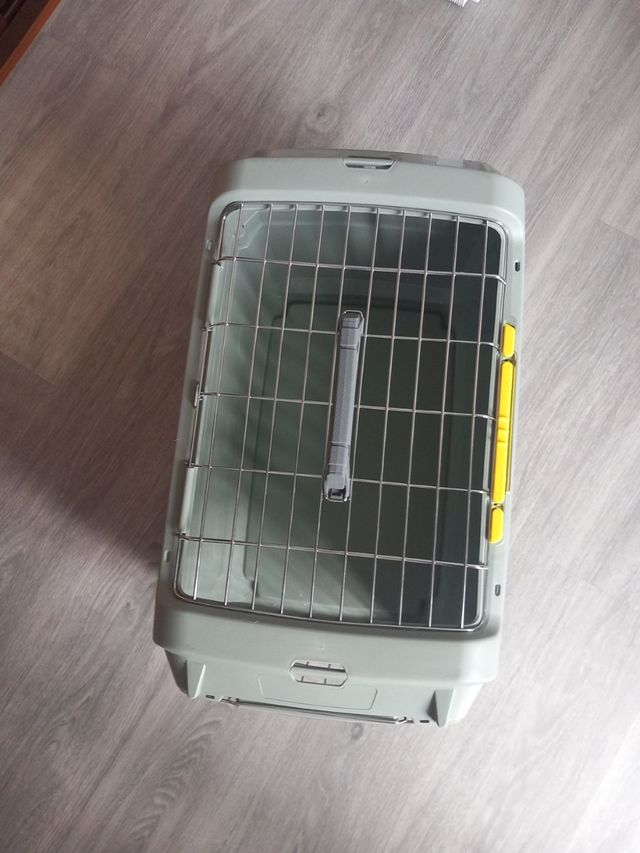 Transportín para mascotas gris y beige.