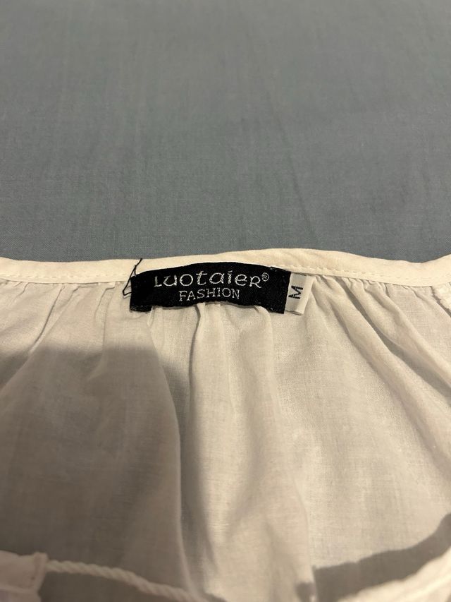 Camiseta blanca bordada mujer.