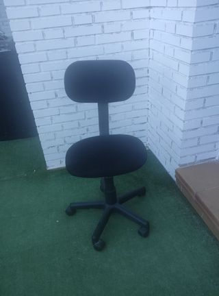 Son 3 sillas de oficina negra regulables, se vende