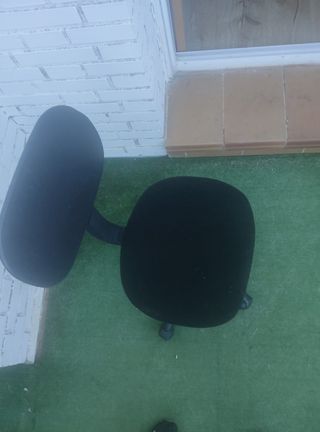 Son 3 sillas de oficina negra regulables, se vende