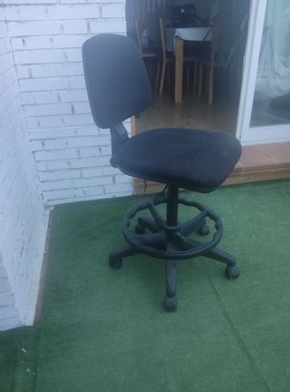 Son 3 sillas de oficina negra regulables, se vende
