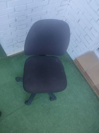 Son 3 sillas de oficina negra regulables, se vende