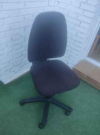 Son 3 sillas de oficina negra regulables, se vende