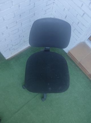 Son 3 sillas de oficina negra regulables, se vende