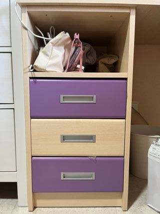 Cajonera de madera y plástico morado/beige