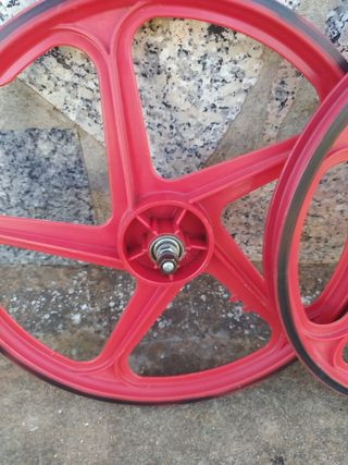 Llantas Star X antiguas rojas