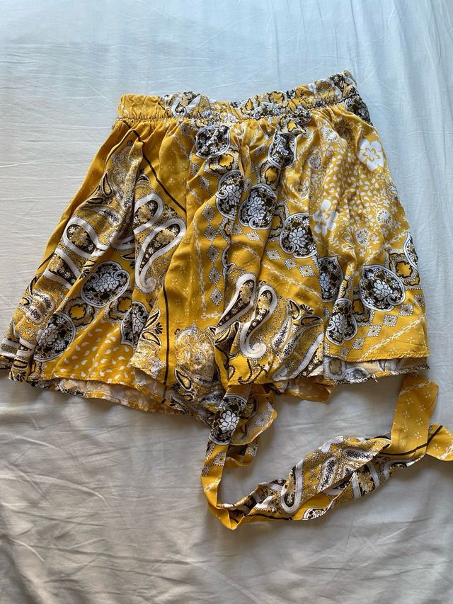 Falda pantalón con cinturón amarillo