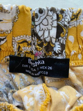 Falda pantalón con cinturón amarillo