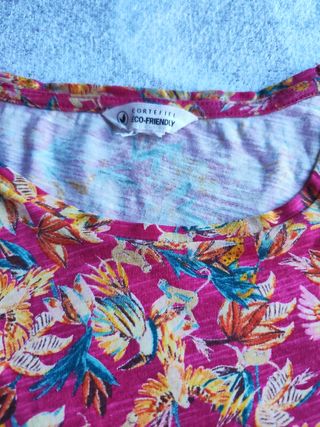 Pantaloni e maglietta stampata da donna