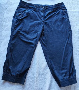 Pantaloni e maglietta stampata da donna