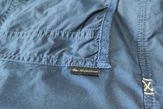 Pantaloni e maglietta stampata da donna