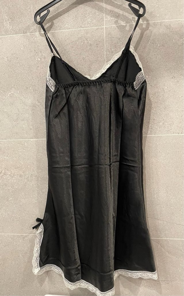 Camisón lencero negro con encaje