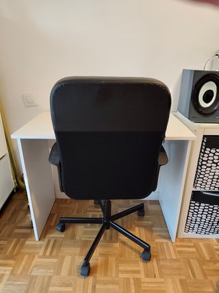 Escritorio blanco y Silla Oficina Negra