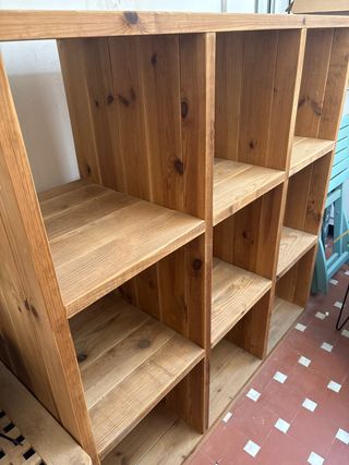 Estantería de madera maciza
