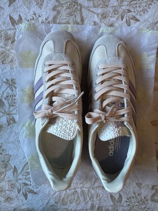 Zapatilla Adidas Deportiva Blanca y Morada