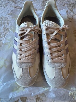 Zapatilla Adidas Deportiva Blanca y Morada