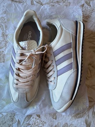Zapatilla Adidas Deportiva Blanca y Morada