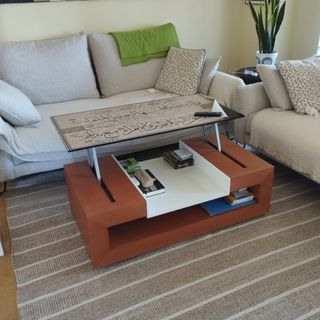 Mesa de centro elevable madera y cristal.