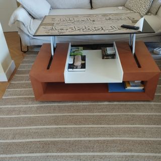 Mesa de centro elevable madera y cristal.