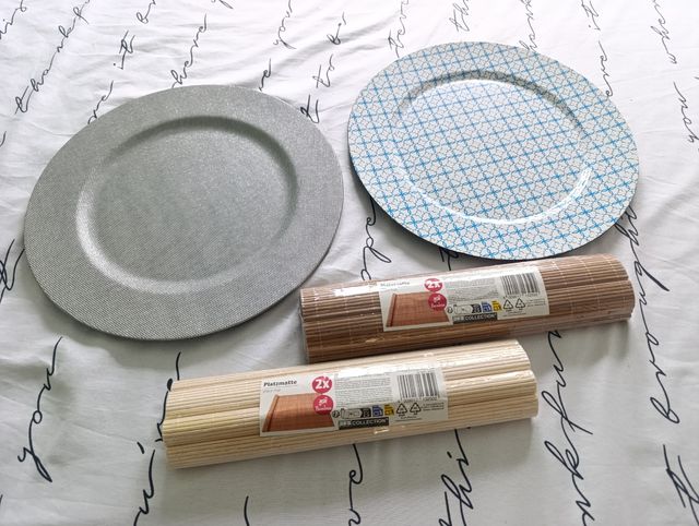 Platos decorat y 2 pares de manteles individuales