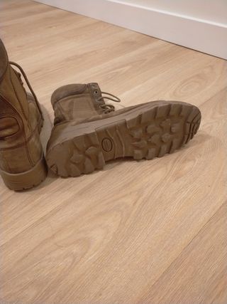 Botas de montaña talla 45.