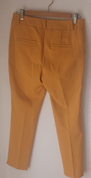 Pantalón de vestir Stradivarius amarillo
