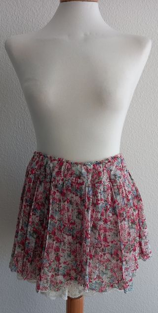 Falda plisada floral con encaje
