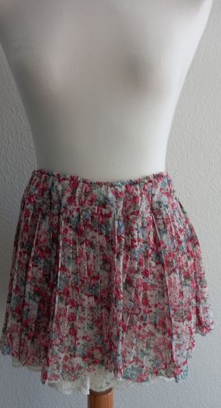 Falda plisada floral con encaje