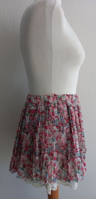 Falda plisada floral con encaje