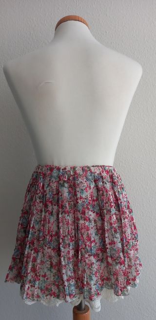 Falda plisada floral con encaje
