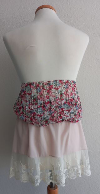 Falda plisada floral con encaje