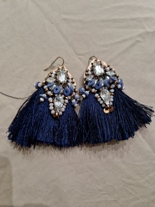 Pendientes largos azul petróleo con abalorios