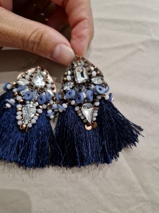 Pendientes largos azul petróleo con abalorios