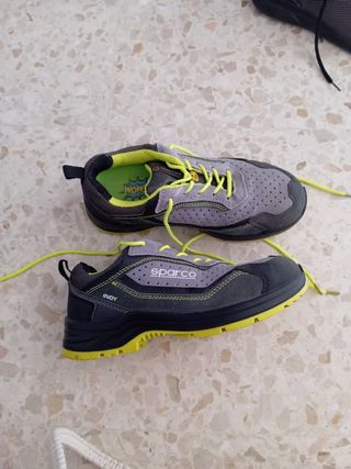 Zapatos de seguridad Sparco grises y amarillos