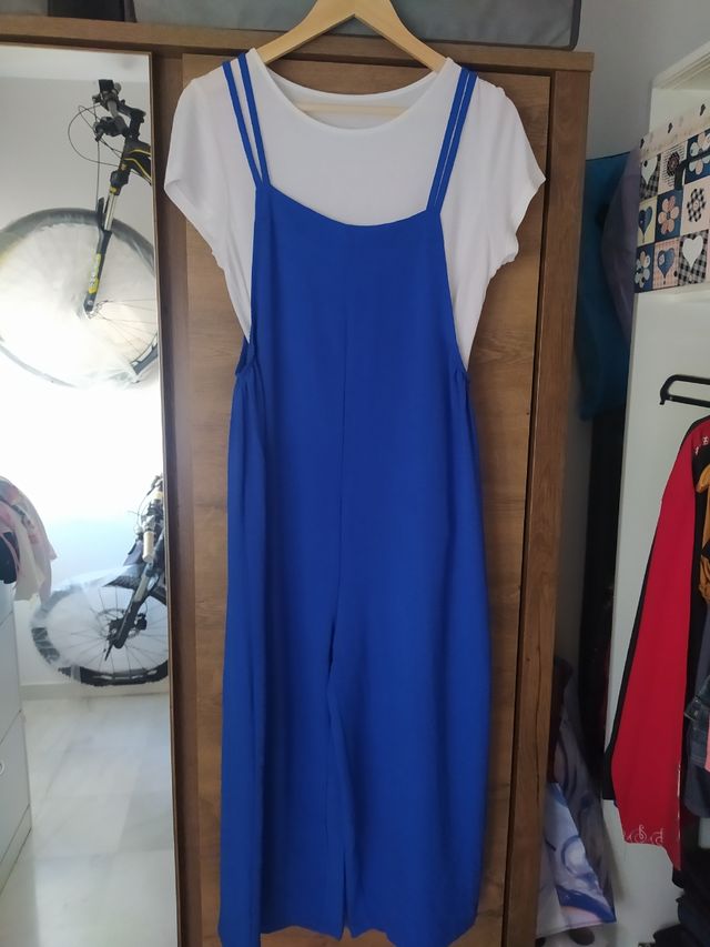 Mono azul con camiseta blanca