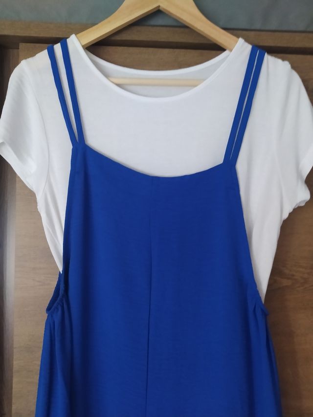 Mono azul con camiseta blanca