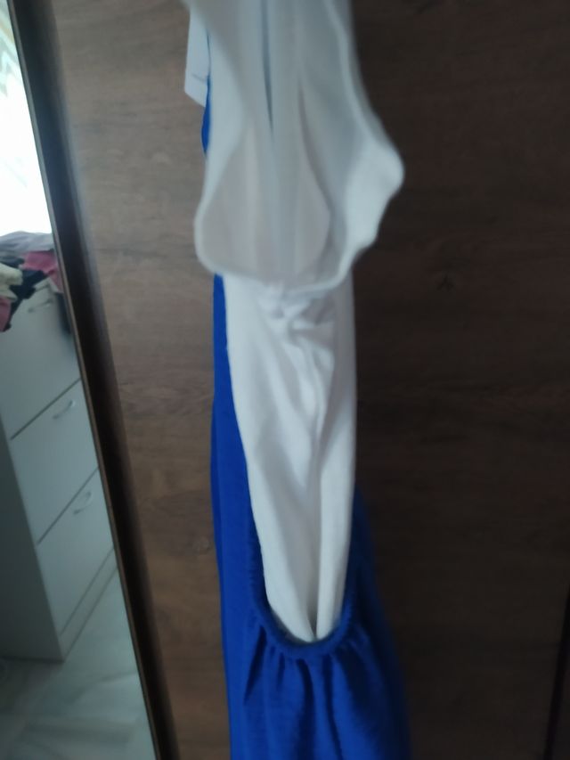 Mono azul con camiseta blanca