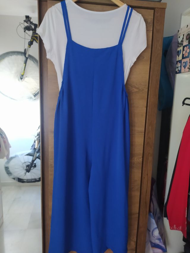 Mono azul con camiseta blanca