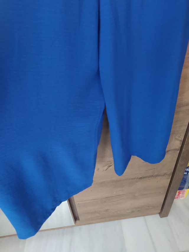 Mono azul con camiseta blanca