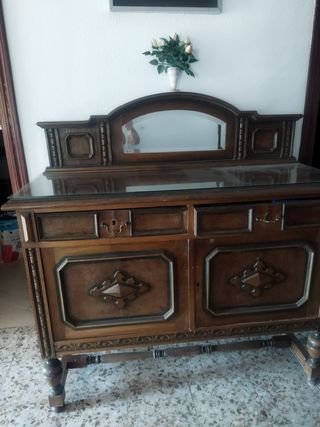 Aparador antiguo de madera y cristal