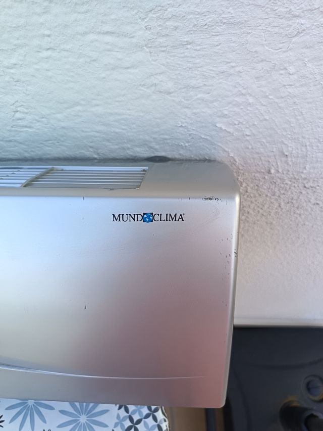 Calefactor de baño plata marca mundo clima