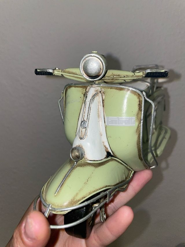 Moto de metal decorativa