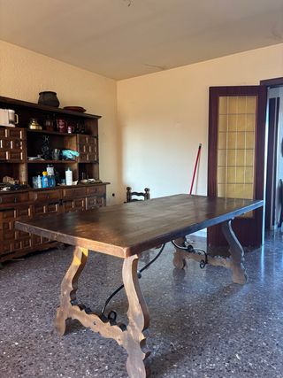Mesa rústica de comedor de madera maciza