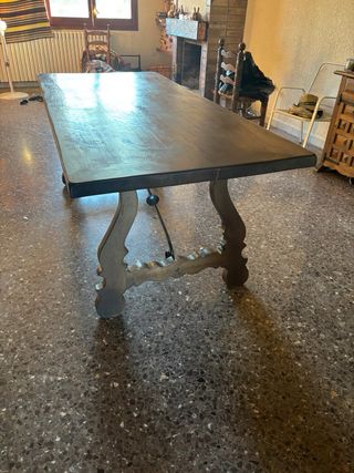 Mesa rústica de comedor de madera maciza