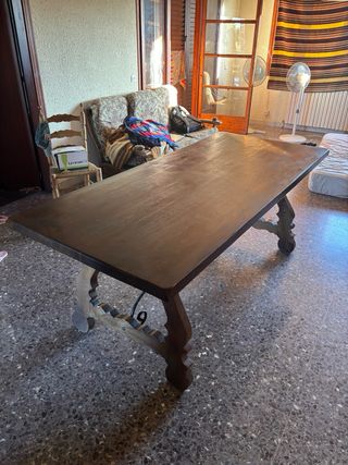 Mesa rústica de comedor de madera maciza