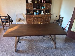 Mesa rústica de comedor de madera maciza