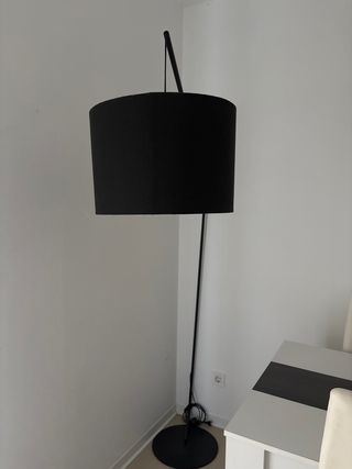 Lámpara de pie negra