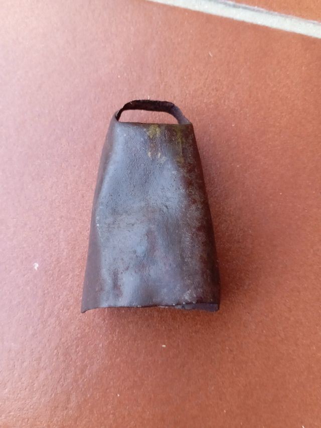 Cencerro antiguo de metal